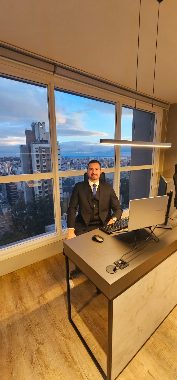 Dr. Thales Bortolotto Viegas em seu escritório